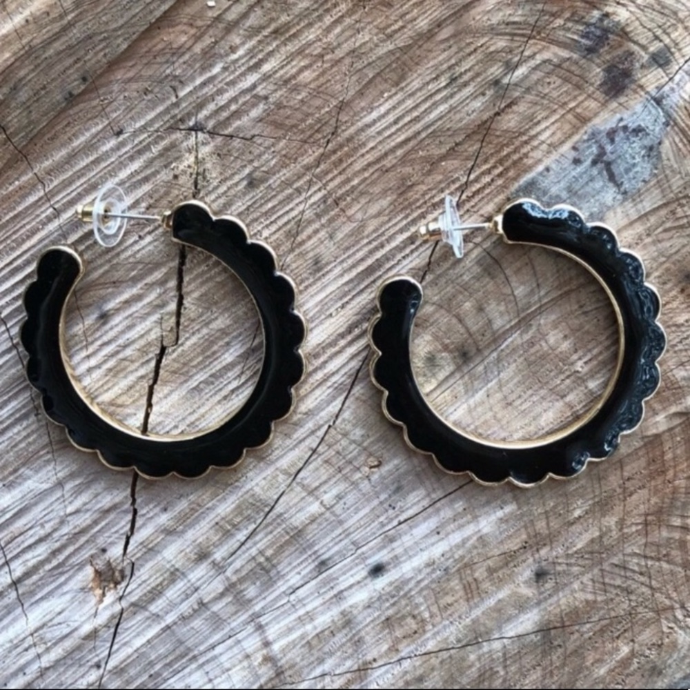 🌺Desideria Scalloped Hoops! - Picture 2 of 4